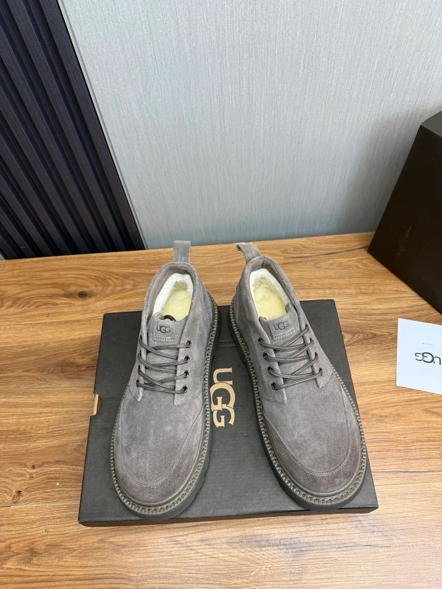 Men's shoes 💰620💰 New UGG fur integrated men's simple and fashionable snow boots. The most worth buying at the end of this year are warm casual shoes. Whether you are out and about at home, their comfortable and warm performance will be your most suitable fashion companion! The material is cowhide upper and imported wool is used inside. Warm and comfortable! The eva+ rubber patch outsole is cushioned, non-slip and wear-resistant, and has good elasticity. It is light and wear-resistant, comfortable and soft, and the new simple cut is more fashionable. It has both practicality and fashion sense, so you no longer have to worry about how to match it in winter, while still maintaining your fashionable taste. High-quality genuine wool. Look at the details for the material! Size: 39-40-41-42-43-44-44 sneaker size